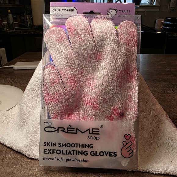 The Creme Shop Other - The Crème Shop Pink Exfoliating Gloves